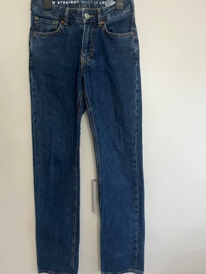 Low straight waist jeans från BikBok - Säljer mina snygga low straight jeans från Bik Bok   Waist 24 / Length 32 och storlek 32. De passar ungefär XXS–XS, möjligtvis S beroende på hur man vill att de ska sitta.  De sitter superfint på med en jättefin straight fit och perfekt längd. Den mellanblå tvätten passar till allt och ger en väldigt snygg siluett ✨  Endast använda ett par gånger, så de är i jättefint skick! Köpta för 699 kr och säljs nu för 400 kr.