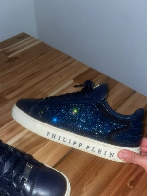 Phillipp plein  - Ett phillipp plein skor med diamanter och vit sula. Mörk blå färg. Köpt för ungefär 10000kr 