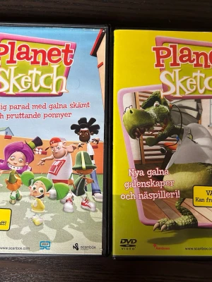 Planet sketch volym 1 & 3 dvd - Två DVD-filmer från Planet Sketch-serien. Volym 1 har en speltid på 77 minuter och Volym 3 har en speltid på 77 minuter.  Båda finns på språk: Svenska, Danska, Norska, Finska   OBS!! skivorna är begagnade så det kan förekomma repor/hairlines på skivorna, men då jag kollar igenom alla filmer jag säljer garanterar jag att alla funkar felfritt om inget annat står! :)