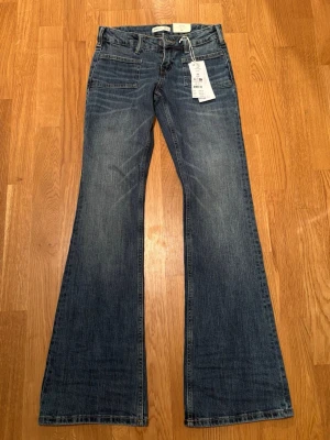Blå bootcut jeans från GinaTricot  - Säljer dessa supersnygga helt oanvända jeans då de tyvärr är för små för mig!🥰🥰