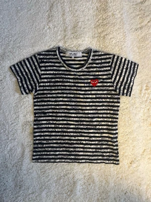 Comme Des Garcons T-Shirt - Tja! Säljer nu denna sjukt feta och sällsynta Comme Des Garcons t shirt i storlek S, men sitter som XS. Perfekt nu till sommaren. Hör av dig om du undrar något!