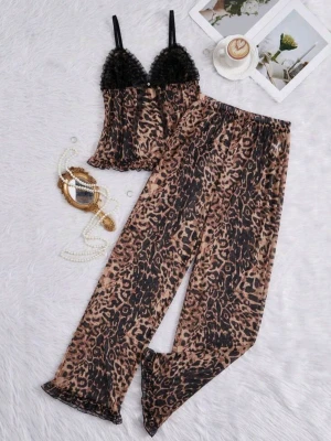 Leopardmönstrad pyjamas med spets - Snygg pyjamas med leopardmönster i brunt och svart. Setet består av ett linne med svarta spetsdetaljer och volanger samt matchande byxor med resår i midjan. Materialet är tunt och luftigt, perfekt för att chilla hemma.
