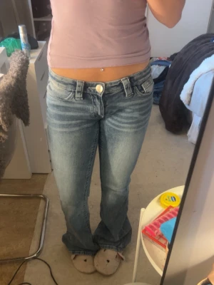 Bootcut jeans med strassdetaljer - Snygga ljusblå bootcut jeans med låg midja och strassdetaljer på bakfickorna. Jeansen har klassisk femficksdesign och är tillverkade i denim med lätt stretch. Perfekta för dig som gillar en avslappnad men trendig look. 3 Par jeans från gina tricot i storlek xs.