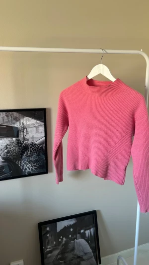 Rosa Lisa Yang stickad - Säljer min jättefina stickade tröja från Lisa Yang. Den är i 100% Cashmere och i ett jättefint skick. Nypris ligger på cirka 3500kr, säljer på grund av att den är för liten för mig. Storleken är M men skulle säga att den passar XS.