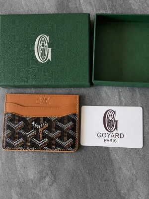 Goy4rd - Exklusivt kortfodral från  brunt och svart läder med klassiskt mönster och logotyp. Fodralet har flera fack för kort och är perfekt för dig som vill ha något stilrent och lyxigt. Levereras med originalask och certifikat.