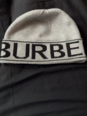 Grå Burberry mössa - Grå burberry mössa