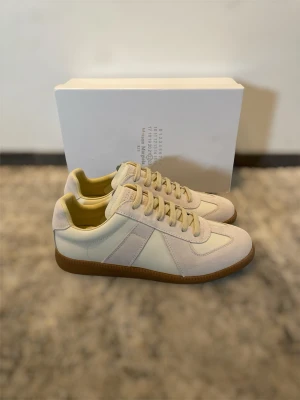 Maison Margiela sneakers - Säljer dessa riktigt snygga Maison Margiela ”GAT” sneakers i skinn och mocka i storlek 43! Helt nya och endast testade. Hör av er ifall ni har några övriga frågor! ⭐️