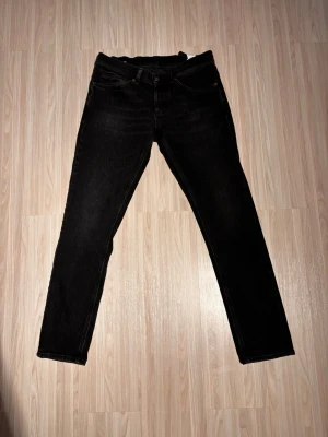 Svarta dondup jeans - Tja! Säljer dessa svarta dondup jeans i modellen george. Använda ett fåtal gånger men lappen där bak där det står george på håller på att losna. Storlek: 33. Köpta på NK. Nypris:3499kr 