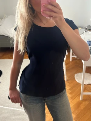 Mörkblå topp med knytning - Säljer denna blåa blus/topp mörkblå med knytning. Köpt från sellpy men från one wear🥰🥰