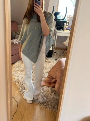 Grå stickad poncho💕 - Snygg grå stickad poncho med asymmetrisk form och lös passform. Perfekt att slänga över en t-shirt eller långärmad tröja💕skriv om man vill ha mer bilder🫰priset kan diskuteras💛