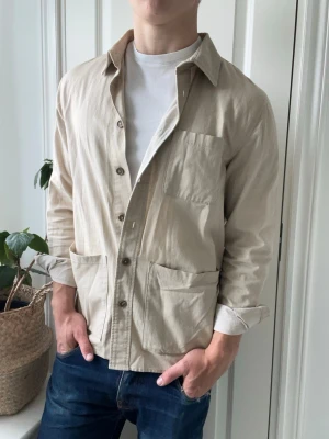 East west overshirt  - East west overshirt, lite stor på modellen. Inga defekter! Modellen i bilderna är 180 cm 75 kg och bär Storlek M , Kom med frågor! 🌟 (Kan gå ned i pris vid köp av paket 😉) 