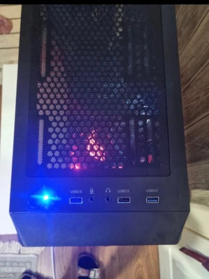 Stationär gamingdator med LED-fläktar - Säljer en stationär dator i svart DUTZO-chassi med meshfront och tre stora blå LED-fläktar. Sidan är av härdat glas så du ser insidan och komponenterna. Framsidan har flera USB-portar och ljuduttag. Perfekt för gaming eller tyngre användning.