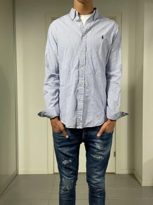 Polo Ralph Lauren Skjorta  - Säljer nu denna blå/vit randiga Polo Ralph Lauren skjorta, skriv för fler bilder/frågor🙌🏼