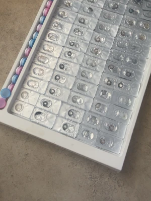 Linser - 40 kr styck eller 3 för 100 Har alla färger men fick inte plats med alla på bilderna: Blå, svart, brun, ljusbrun, grå, vit och grön.  Alla kommer oöppnade i originalförpackning. De sista bilderna är exempel på hur några ser ut på mig jag använder själv dessa och rekommenderar dem starkt eftersom de ser väldigt naturliga ut. Bilderna är tagen vid dagsljus så man ser verkligen hur de ser ut!  Perfekt om du har mörkbruna ögon och vill få en lite ljusare brun nyans 🤎 Skickar gärna fler bilder vid in