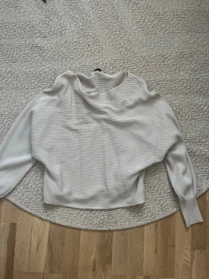 Ljusbeige ribbad tröja från ONLY - Gullig tröja