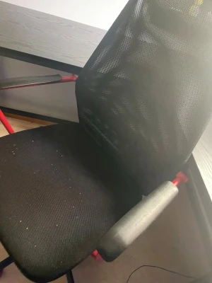 Ikea Gamingstol  - Säljer en svart kontorsstol med mesh-rygg och sits i tyg. Stolen har armstöd och röda metallben som ger en cool kontrast. Perfekt för gaming eller plugg. Sitsen är bred och ryggstödet är högt för extra komfort.