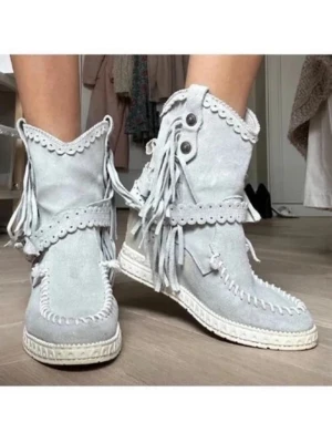 Ljusgrå mockastövletter med fransar - Unika ljusgrå boots i mocka med fransar. Snygga detaljer. Perfekta för alla stilar. Säljer då dem inte används så mycket. 