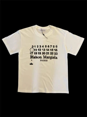 Maison Margiela t-shirt - Säljer denna riktigt snygga och helt nya vita T-shirten med tryck i storlek S. Perfekt nu inför sommaren! Hör av er ifall ni har några frågor! ⭐️