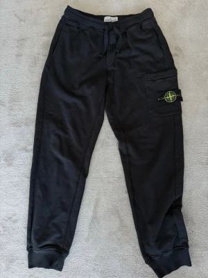 Stone Island mjukisbyxor - ett par äkta Stone island mjukisbyxor helt oanvända 10/10 skick! Storlek S kan passa M.