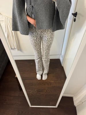 Leopardmönstrade bootcut jeans - Säljer mina trendiga jeans med leopardmönster. 🐆Jeansen är bootcut och är mid-rise. Älskar dessa men de har tyvärr blivit för små i midjan. Köpa för 599kr, säljer för 250kr. Passar mig super i längd som är 177cm.🌼