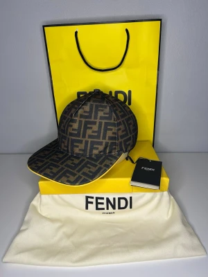 Brun Fendi keps -  Helt ny och tvär snygg keps för bra pris💫 Läs bio innan du köper‼️‼️bara keps ingår                     