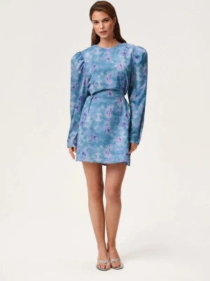 Adoore klänning blå strl 34 - Superfin blå kortklänning med lila blommigt mönster och långa puffärmar. Klänningen har rund halsringning, knyt i midjan och en lätt figurnära passform. Perfekt för dig som vill sticka ut med en färgglad och trendig look. Helt ny med tags! Nypris: 1495kr