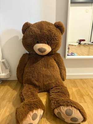 Nallebjörn gosedjur - Stor, supermjuk och otroligt gosig nallebjörn i fint skick. Perfekt som kramkompis, present eller mysig inredningsdetalj i sovrum eller barnrum. Den har mjuk päls, gulligt uttryck och är extra stor – svår att motstå. Passar både barn och vuxna och gör sig lika bra i sängen som i soffan. En riktig favorit för den som älskar mys med en stor nalle 🥰