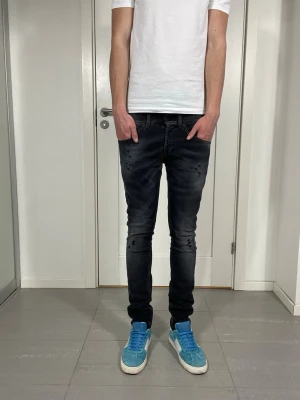 Dondup George Jeans  - Säljer nu dessa Dondup George Jeans med snygga slitningar i populär design, skriv för fler bilder/frågor🙌🏼