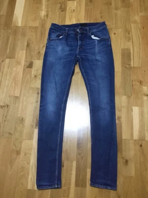 Tiger Of Sweden Jeans - Säljer ett par jättefina blåa Tiger Of Sweden Jeans! nypris ca: 1400 kr 32/34