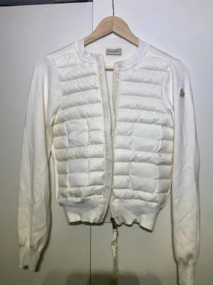 Moncler cardigan dam - Moncler cardigan för Damer  🧼 Skick: Inga skador, helt ny, använd 1 gång  📏 Storlek: 1 alltså S, sitter perfekt  🚭 Rök-fritt hem och djur-fritt  📦 Fraktas samma dag eller dagen efter    💘 Perfekt för alla hjärtans dag 