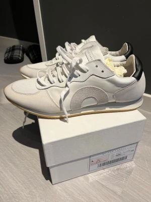 Oliver Cabell runners strl 43 - Oliver Cabell runners i storlek 43 (passar 41-42). Helt nya endast uppackade! Allt OG ingår. Köpta på rea därav priset. Billigare vid snabb affär. Byte är intressant! 