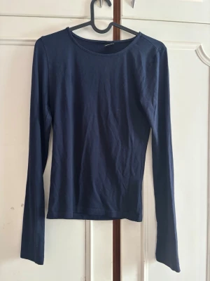 Gina tricot soft touch topp - Marinblå tight topp från gina tricot, storlek S💕