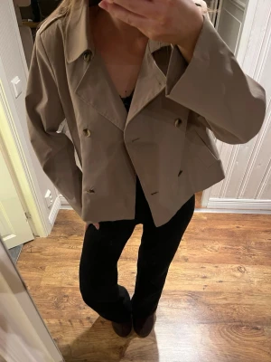 Trenchcoat  - Superfint trenchcoat från pices i storlek s. Nyskick🤎