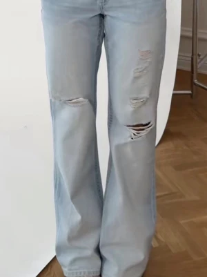 Loose jeans - Säljer dessa snygga low rise jeans från Gina Tricot med en loose passform! Storlek L Gina Young 14+. Nästan aldrig använda, Orginalpris 400kr 💞 skriv privat för mer info osv