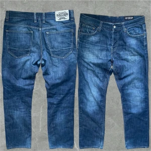 Crocker jeans  - Crocker jeans med straight passform! Storlek 32/34. Modellen är 183cm.  Mått: Midja 43cm Längd 103 cm benvidd 19 cm Skriv vid funderingar💬 