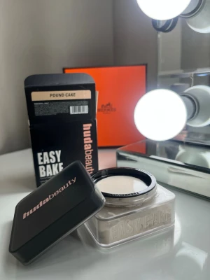 Huda Beauty Löspuder - Huda Beauty Löspuder i färgen Pound Cake🌸oanvänd i kartong!