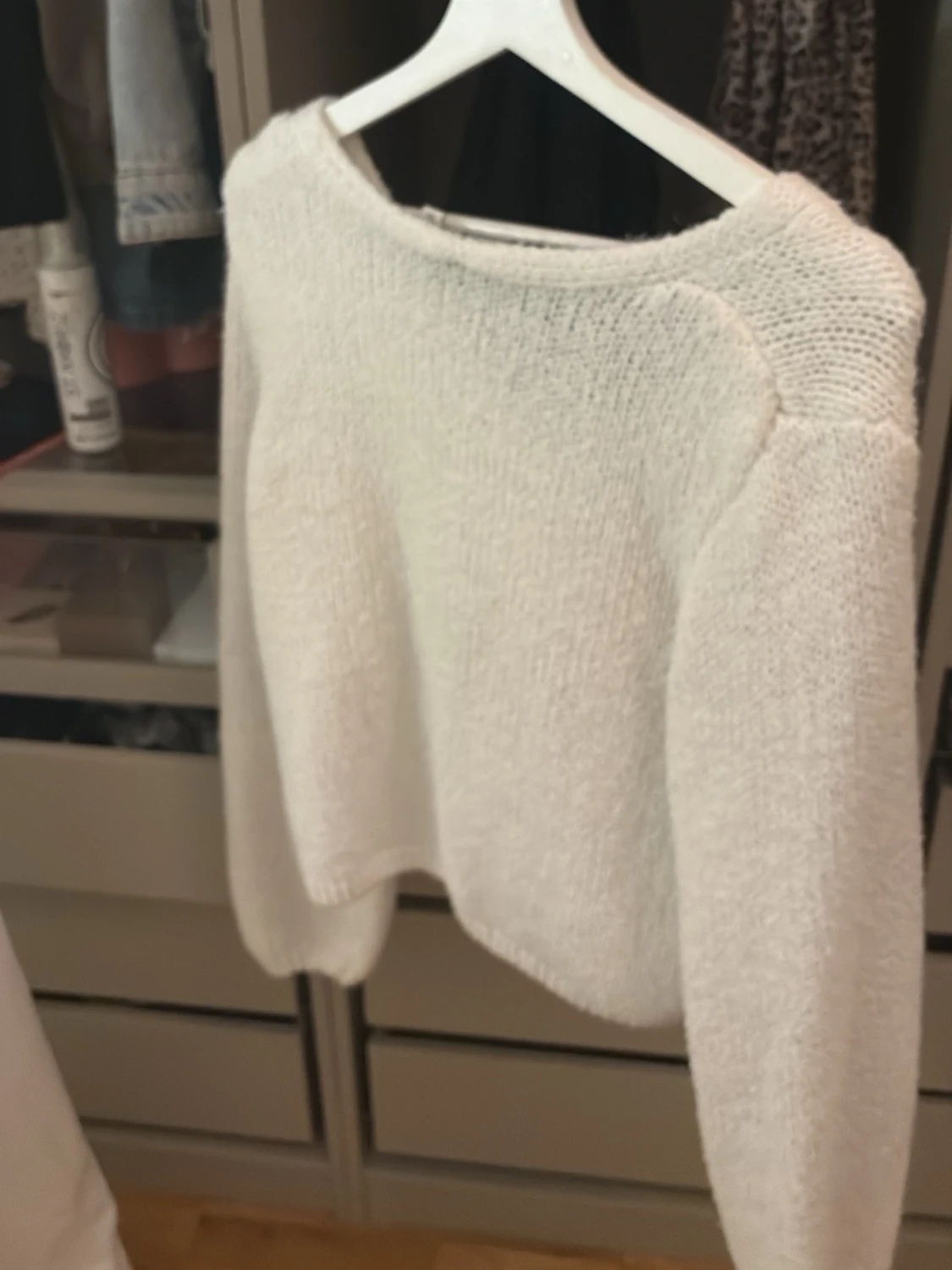 Vit stickad kofta med pärlknappar - 2