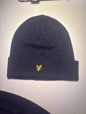 Svart mössa från Lyle & Scott - Säljer en Lyle & Scott mössa. Köpte och använde några gånger men slutade använda den. Näst intill nytt skick. Hör av vid frågor eller liknande!😁