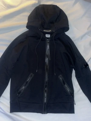 C.P. Company zip hoodie - Svart zip hoodie från C.P. Company.             Nypris : 2592 kr.    Helt ny inga defekter, nästan aldrig använd.