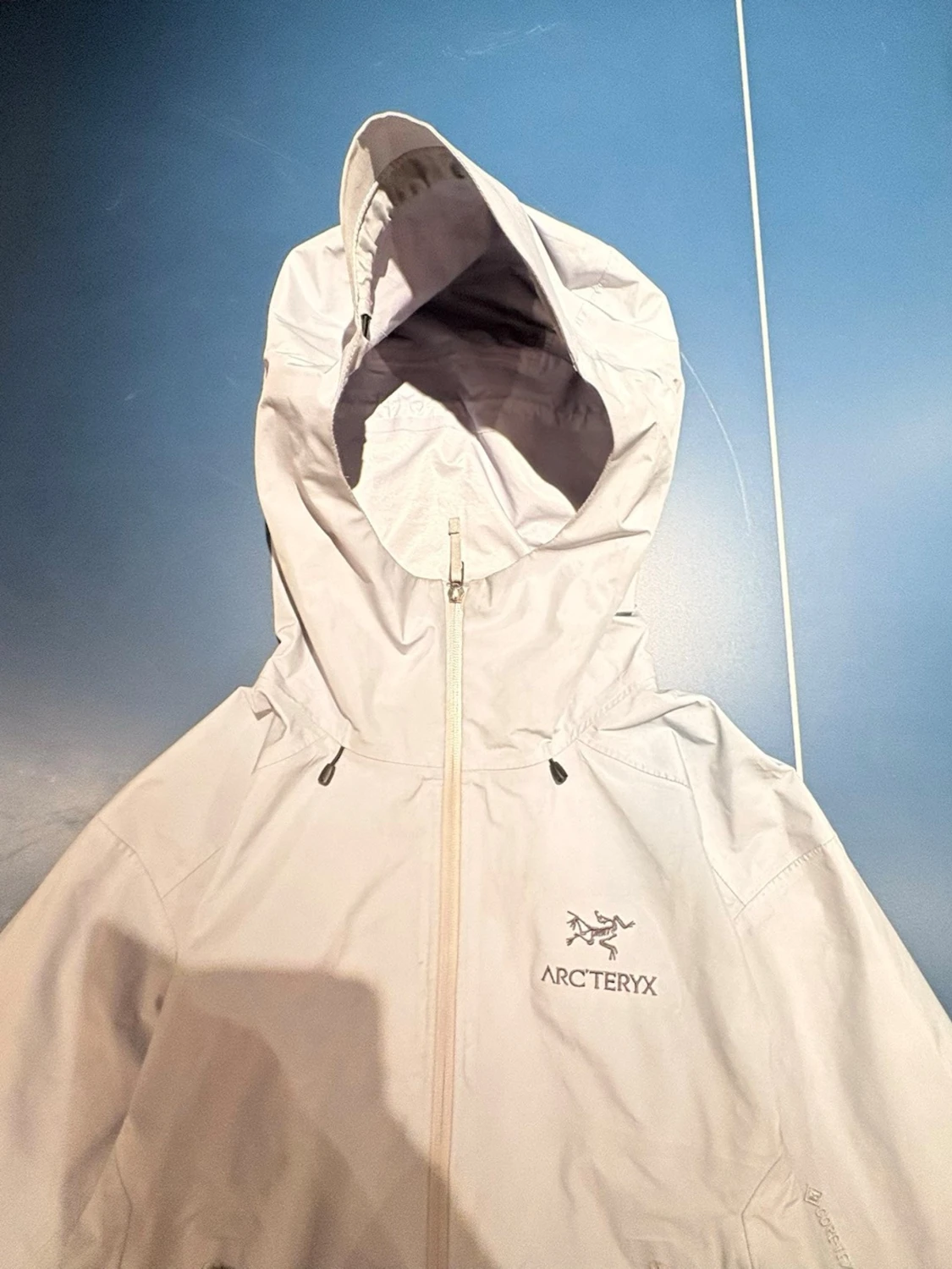 Ljusgrå regnjacka från Arc'teryx - 1