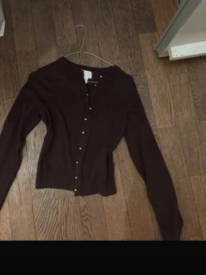 Burgundy kofta  - Säljer en vinröd kofta med guldiga knappar från HM. Aldrig använd och kan bara ta postas direkt💕  Storleken är XS