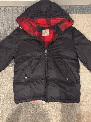 Moncler puffer jacket - Väldigt bra skick, har endast en lite skada vid ena fickan som knappt syns.