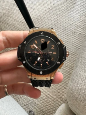 Mekanisk guld klocka - Klockan tickar men kan inte garantera att den håller tiden. Väger 142gram.