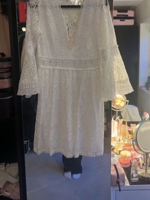 Vit spetsklänning från In April 1986 - Super fin till skolavslutningen och har använt en gån💕