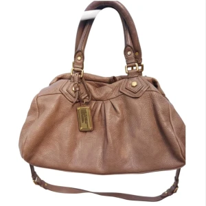 Marc jacobs väska classic Q - Marc jacobs väska, helt okej skick men vissa tecken på slitage. Den är lite ”blekt” på vissa ställen men annars bra skick.  OBS RESERVERAD‼️