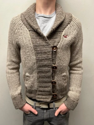 Vintage Hollister kofta -  Riktigt fet hollister kofta för en bra prislapp, storleken är M men passar S. Skicket är jättebra då tecken på användning inte fanns. Startpriset börjar på 599 men kan diskuteras 