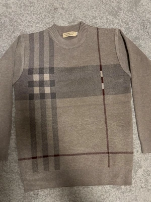 Burberry sweatshirt  - Stilren burberry sweatshirt perfekt nu till våren 🌿 * Storlek: M * Mått: Längd-65 Bredd-47 Det är bara att slå en pling om du undrar något 😊 