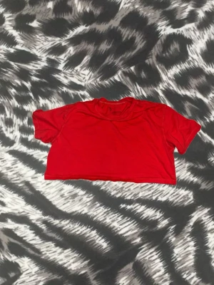 cropped t-shirt  - Snygg cropped t-shirt med rund halsringning och korta ärmar. . Tillverkad i mjukt material som känns skönt mot huden. färgen är mer korall irl‼️‼️