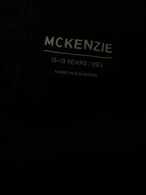 Svarta mjukisbyxor från McKenzie - Svarta mjukisbyxor från McKenzie med dragsko i midjan och logga på benet. Sköna och avslappnade med klassisk passform, perfekta för chill dagar. Tillverkade i mjukt material som känns bekvämt mot huden.