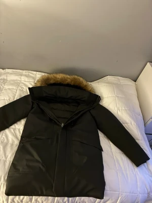 Svart jacka herr - Väldigt fin jacka, knappt använd. Jackan är storlek XS men passar bra på en person som är runt 180cm. 